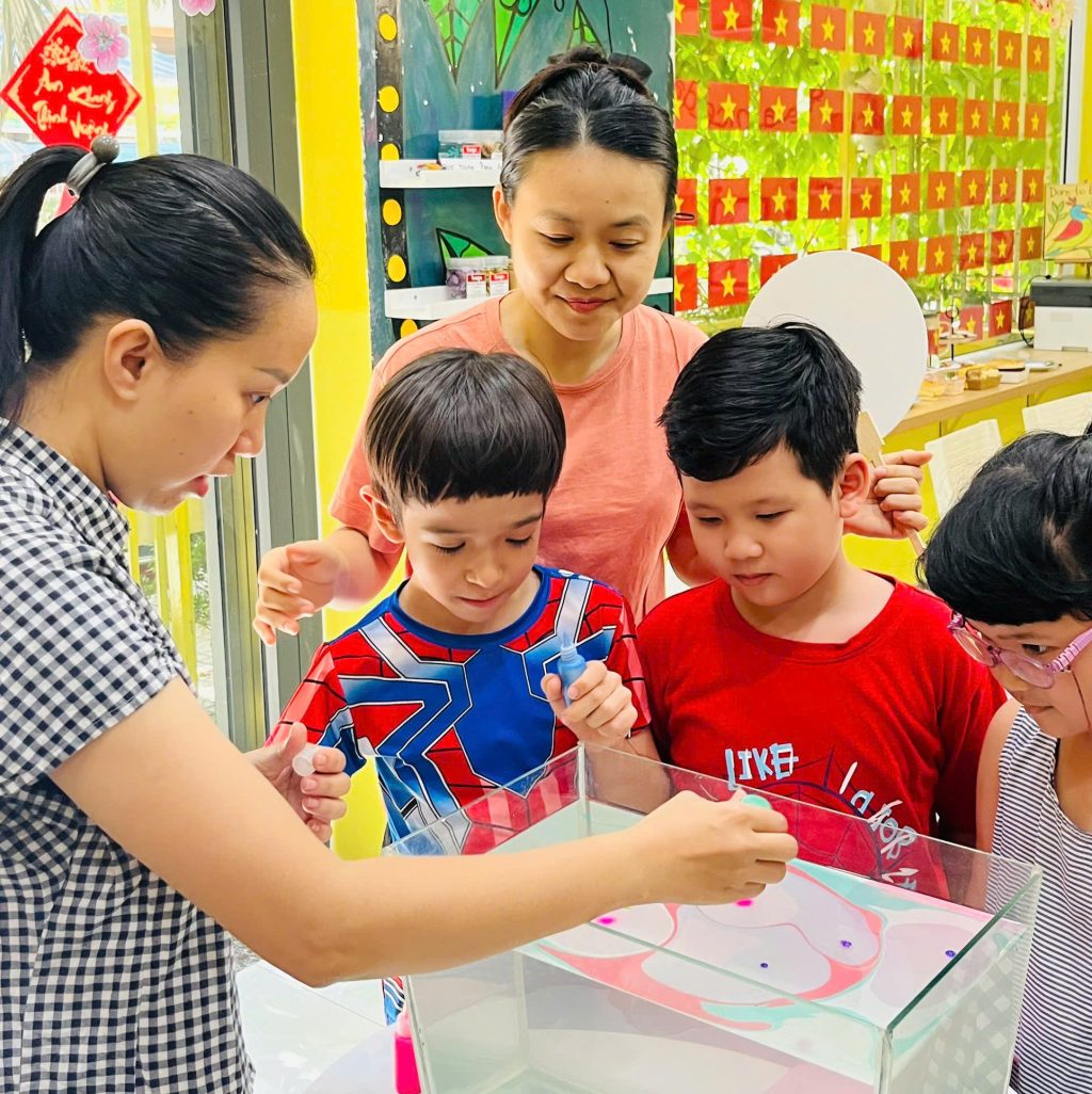 Workshop Làm quạt thủy ấn – Gợi mở sự sáng tạo trong các bạn trẻ&nbsp;🎨🖌️